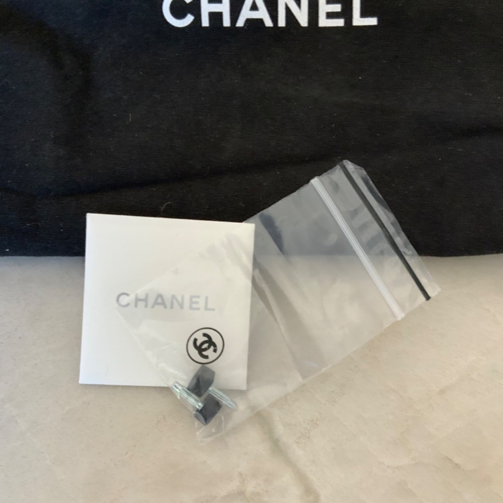 Chanel Fuschia Pumps with Navy Cap Toe with Original Box, size 40 - Picture 7 of 8